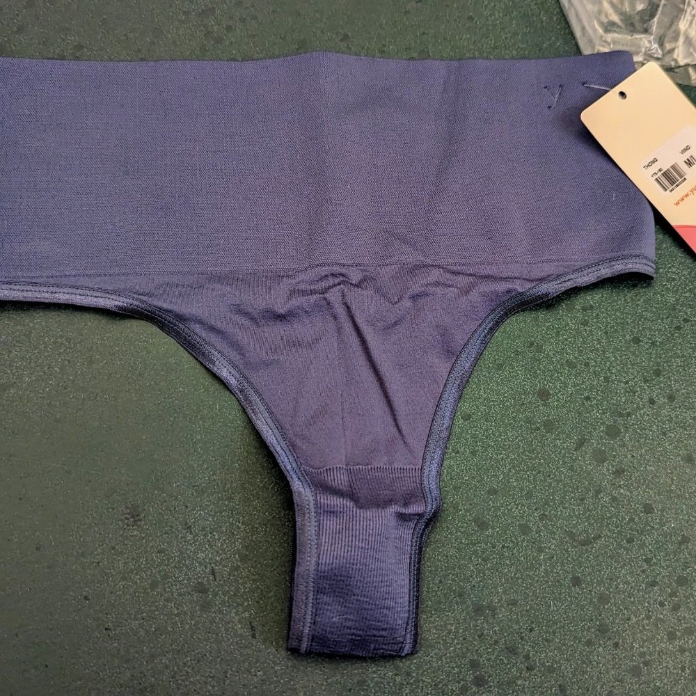 2 New Yummie ultralight thongs M/L - Picture 2 of 5